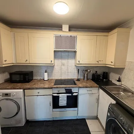 2 Bed Near Pearse Station *